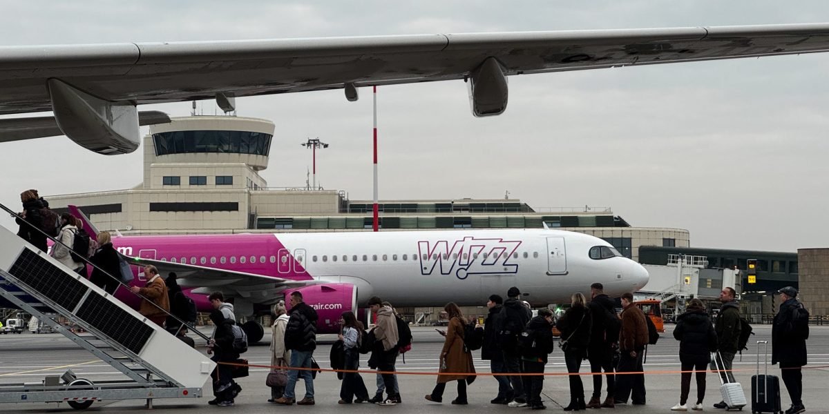 Italy sets jet fuel limits at some airports on supply gap